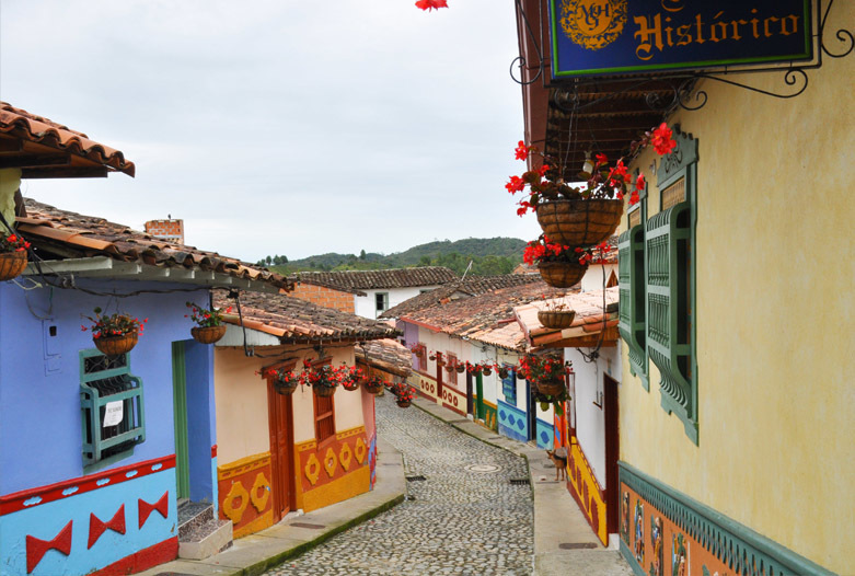 Viajes a Colombia | Calle en Guatep