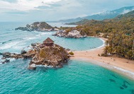 Playa San Juan en el Parque Nacional de Tayrona en el caribe colombiano