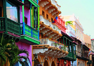 Las coloridas fachadas y sus balcones rebosando de flores en Cartagena de India