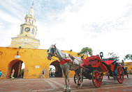 Carro de caballos en una plaza colonial dentro de la muralla de Cartagena de Indias