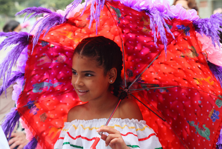 Viajes a Colombia | Nia en la feria de flores, Medelln