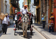 Paso de carruaje por una calle de Cartagena de Indias